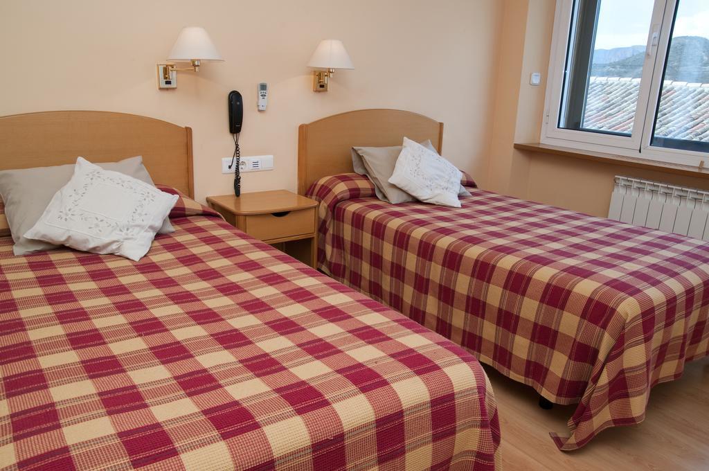 Hotel Villa De Ayerbe Ngoại thất bức ảnh