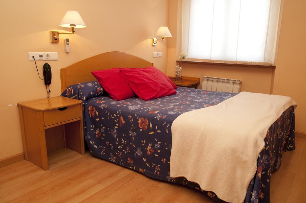 Hotel Villa De Ayerbe Ngoại thất bức ảnh