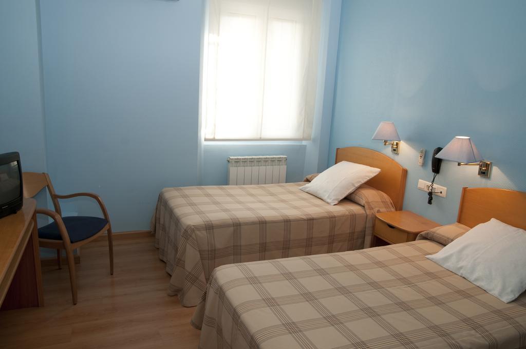 Hotel Villa De Ayerbe Ngoại thất bức ảnh