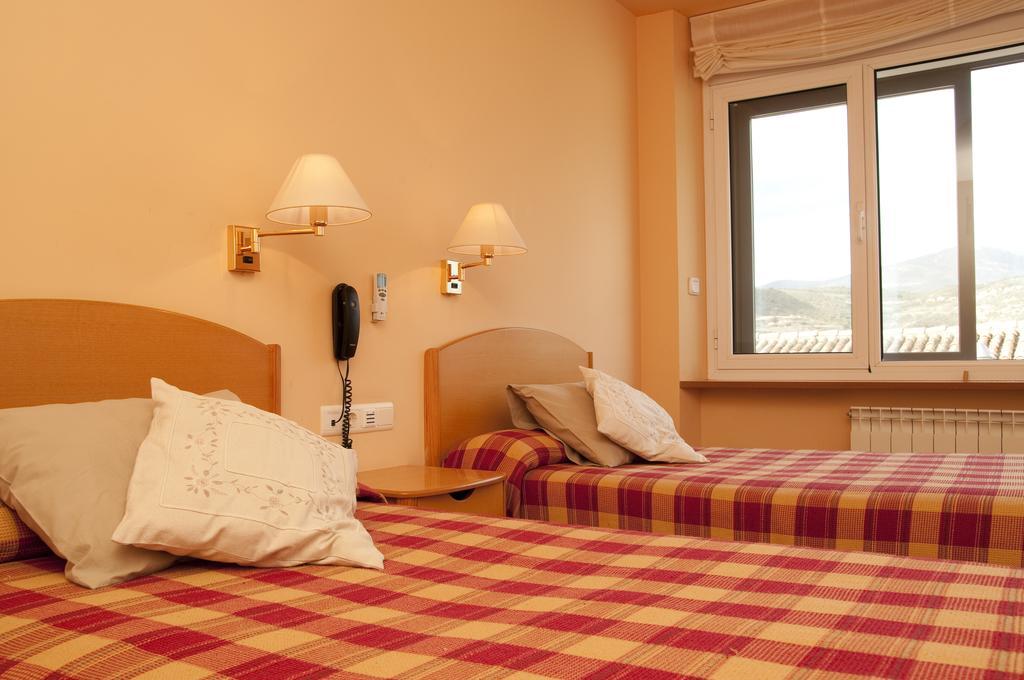 Hotel Villa De Ayerbe Ngoại thất bức ảnh
