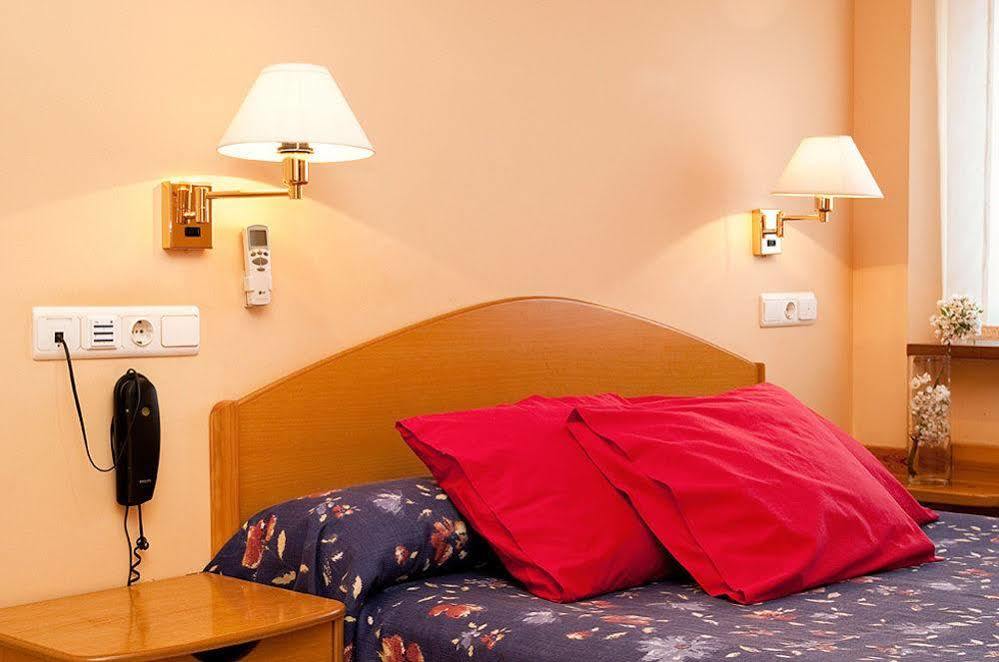Hotel Villa De Ayerbe Ngoại thất bức ảnh