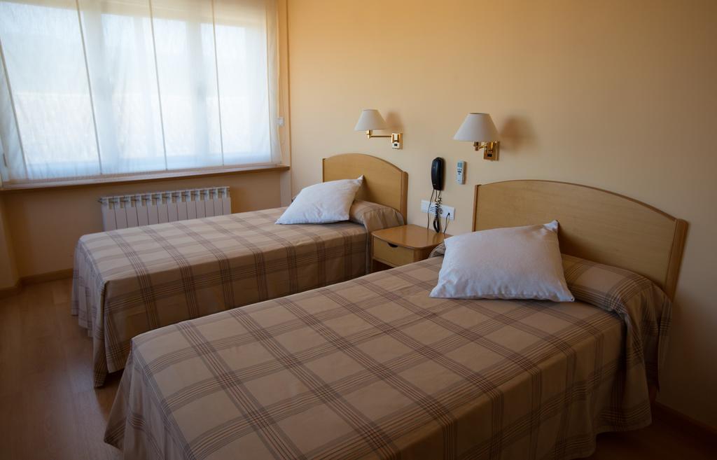 Hotel Villa De Ayerbe Ngoại thất bức ảnh